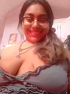 Lovelyrainn online show from November 14, 2025, 5:44 pm