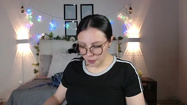 Megan 05  online show from March 29, 2026, 7:03 pm