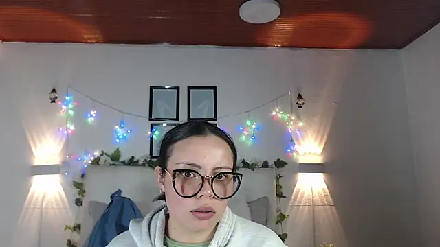 Megan 05  online show from April 17, 2026, 6:44 pm