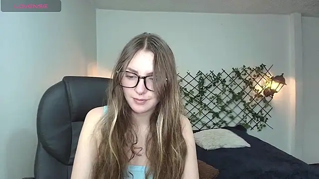 Snapshot of velvet__moon chatting on March 17, 2026, 12:26 am velvet moon online show from March 17, 2026, 12:26 am
