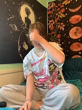 Snapshot of angelbliss10100 chatting on December 4, 2025, 3:32 pm angelbliss10100 online show from December 4, 2025, 3:32 pm