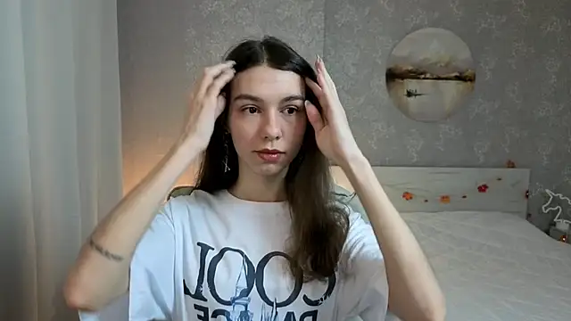 Snapshot of KellyShines chatting on December 4, 2025, 10:24 am KellyShines online show from December 4, 2025, 10:24 am