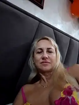 Snapshot of KissMiSveet chatting on November 6, 2025, 8:21 pm KissMiSveet online show from November 6, 2025, 8:21 pm