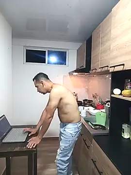 stivenlujan69 online show from November 6, 2025, 1:06 am