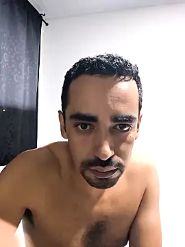 stivenlujan69 online show from November 27, 2025, 10:45 pm