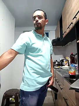 stivenlujan69 online show from January 7, 2026, 3:09 am