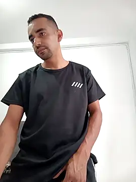 stivenlujan69 online show from April 13, 2026, 8:47 pm