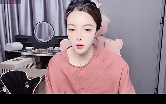 AmyySC online show from April 11, 2026, 1:37 pm