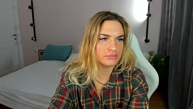 Marie Ellie online show from March 23, 2026, 1:42 am