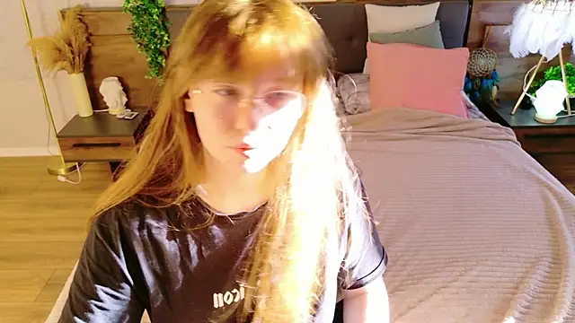 Moon  Bunny online show from May 29, 2026, 3:21 pm