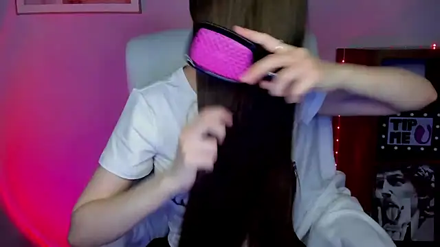 LuxMaya online show from April 16, 2026, 6:58 am