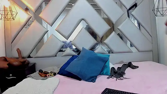 Lorenn Hill online show from October 18, 2025, 12:50 pm