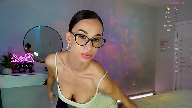 Katherinepinke online show from November 30, 2025, 11:47 am