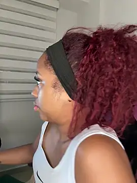 Snapshot of _Zahara_ chatting on February 18, 2026, 11:55 pm Zahara online show from February 18, 2026, 11:55 pm