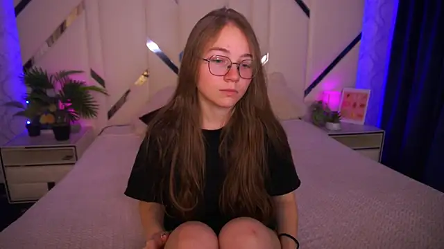 ArrinaWairr online show from November 3, 2025, 8:48 am