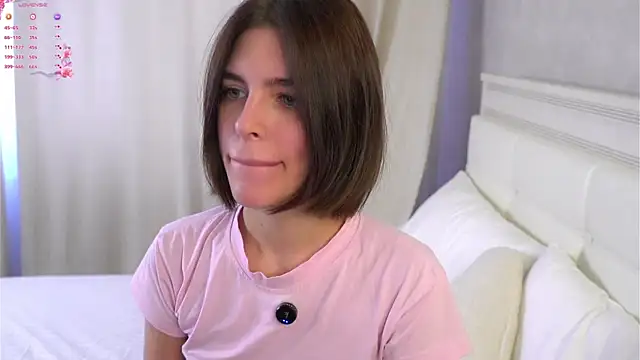 EleneButton online show from May 4, 2026, 1:01 am