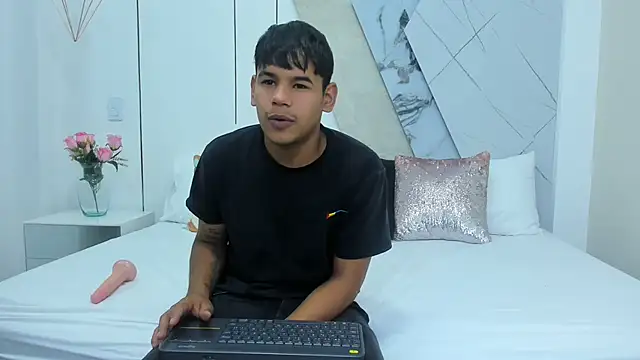 Snapshot of NatyAndCriss chatting on October 14, 2025, 12:06 pm NatyAndCriss online show from October 14, 2025, 12:06 pm