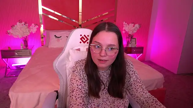 Snapshot of SophieDreamss chatting on September 13, 2025, 7:57 pm SophieDreamss online show from September 13, 2025, 7:57 pm