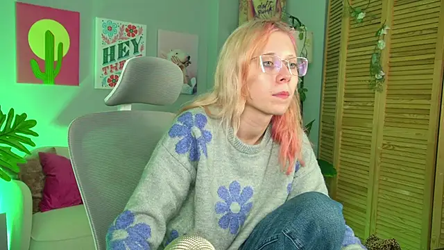 Snapshot of SakuraBliss chatting on November 4, 2025, 5:01 pm SakuraBliss online show from November 4, 2025, 5:01 pm