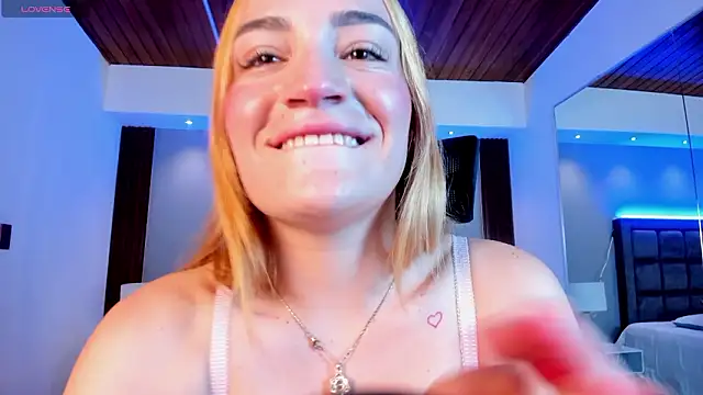 Snapshot of MadisonAnngel chatting on February 5, 2026, 8:02 pm MadisonAnngel online show from February 5, 2026, 8:02 pm