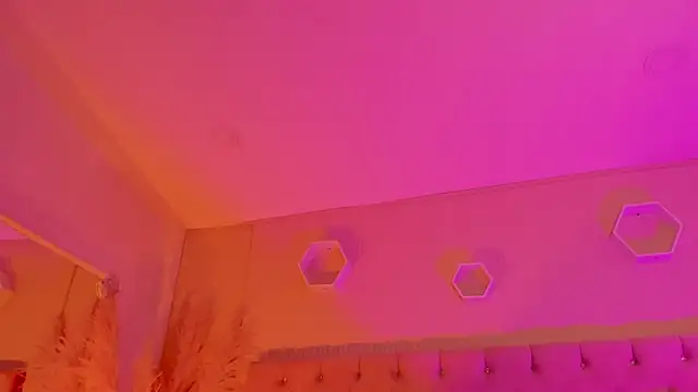 MacarenaRosse online show from December 18, 2025, 9:32 pm