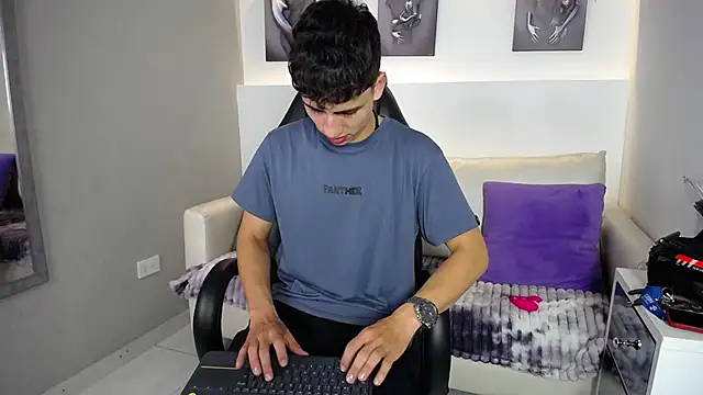 AdrianRinaldi online show from October 15, 2025, 10:10 pm