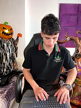 AdrianRinaldi online show from October 31, 2025, 8:10 pm