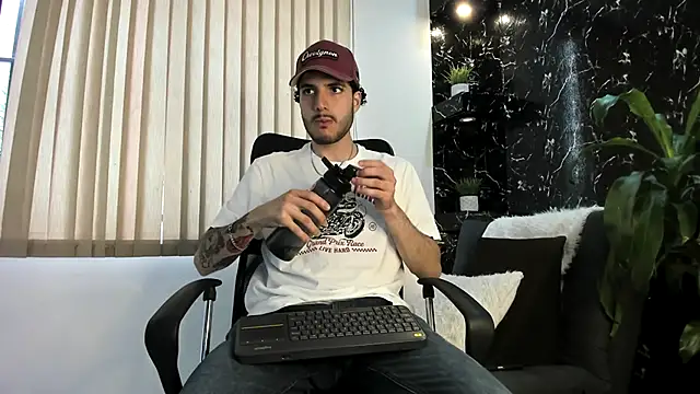 Snapshot of Rafael_Mendezz chatting on November 20, 2025, 8:41 pm Rafael Mendezz online show from November 20, 2025, 8:41 pm