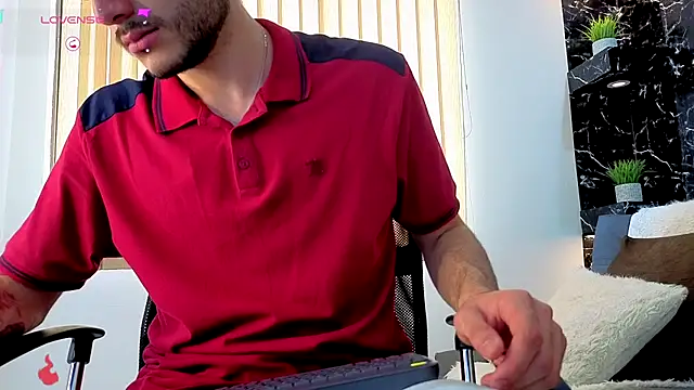 Snapshot of Rafael_Mendezz chatting on December 4, 2025, 8:28 pm Rafael Mendezz online show from December 4, 2025, 8:28 pm