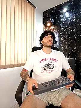 Snapshot of Rafael_Mendezz chatting on December 15, 2025, 9:19 pm Rafael Mendezz online show from December 15, 2025, 9:19 pm