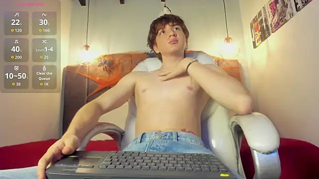 Snapshot of Oscar_and_dani chatting on October 18, 2025, 4:04 am Oscar and dani online show from October 18, 2025, 4:04 am