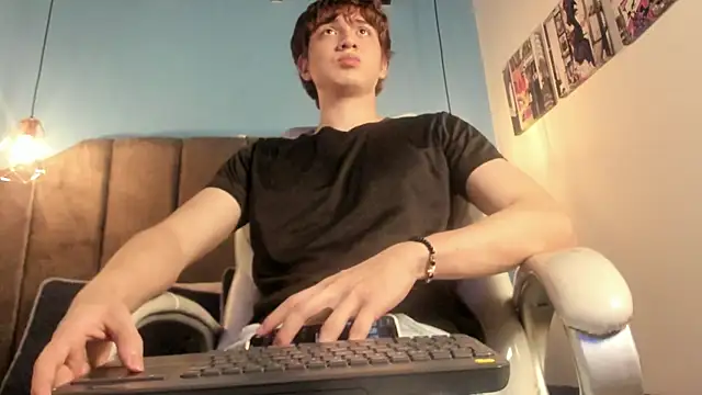 Snapshot of Oscar_and_dani chatting on February 15, 2026, 2:41 am Oscar and dani online show from February 15, 2026, 2:41 am