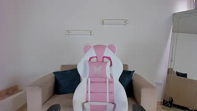 april smiith online show from September 11, 2025, 12:16 pm