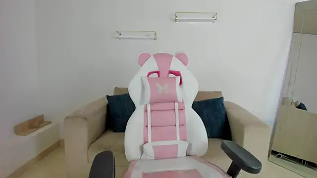 april smiith online show from November 25, 2025, 12:16 pm