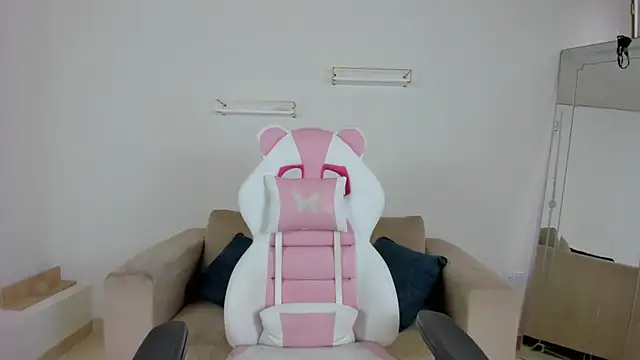 april smiith online show from November 28, 2025, 12:19 pm