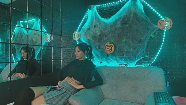 HellAndDante  online show from October 27, 2025, 10:25 pm