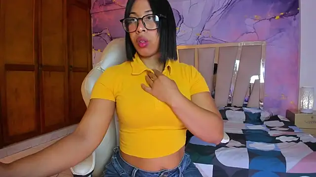 Snapshot of Elowen_Clark chatting on October 16, 2025, 8:21 pm Elowen Clark online show from October 16, 2025, 8:21 pm