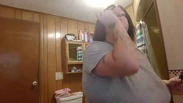 vanessraine online show from September 10, 2025, 8:31 pm