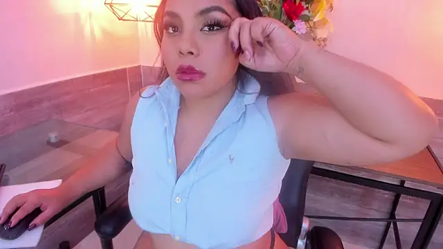 MiaMoxxy online show from November 1, 2025, 11:45 am