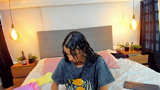 Luna Claire online show from October 27, 2025, 1:04 pm