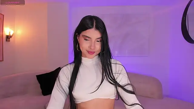 MiaLaurence online show from November 8, 2025, 7:34 pm