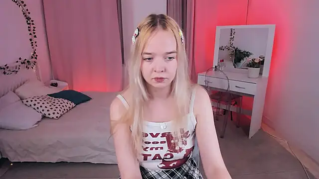 Snapshot of BellaMontgomery chatting on October 13, 2025, 9:48 pm BellaMontgomery online show from October 13, 2025, 9:48 pm