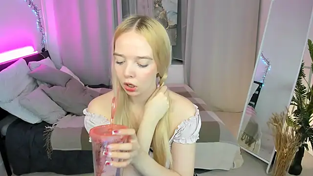 Snapshot of BellaMontgomery chatting on October 16, 2025, 10:00 pm BellaMontgomery online show from October 16, 2025, 10:00 pm