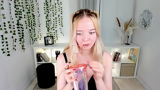 Snapshot of BellaMontgomery chatting on November 2, 2025, 9:39 pm BellaMontgomery online show from November 2, 2025, 9:39 pm