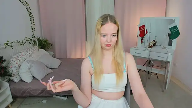 Snapshot of BellaMontgomery chatting on December 21, 2025, 12:12 pm BellaMontgomery online show from December 21, 2025, 12:12 pm