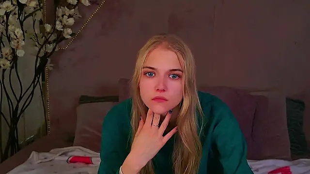 4example Chloe online show from September 25, 2025, 10:52 am