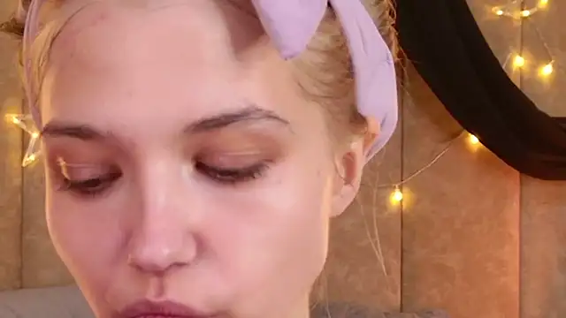 4example Chloe online show from April 17, 2026, 5:21 am