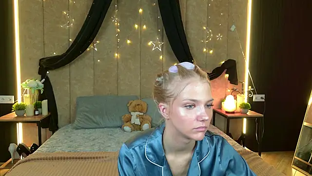 4example Chloe online show from May 17, 2026, 5:27 am