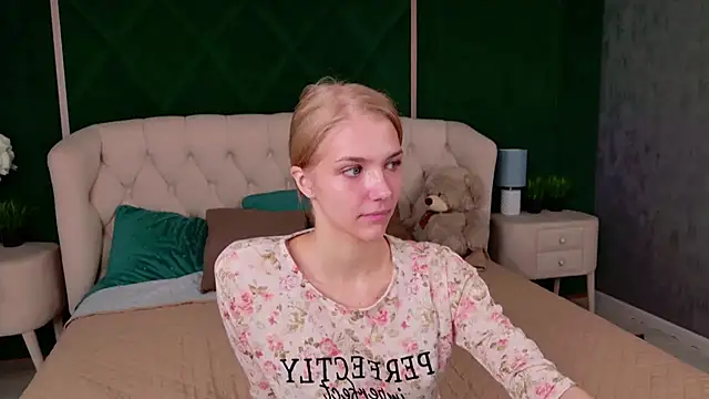 4example Chloe online show from June 2, 2026, 5:31 am