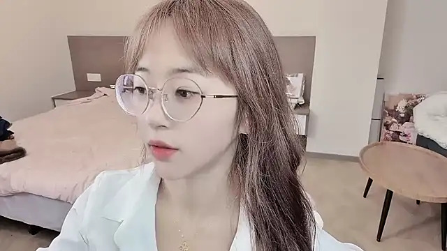 nini a online show from November 11, 2025, 9:42 am